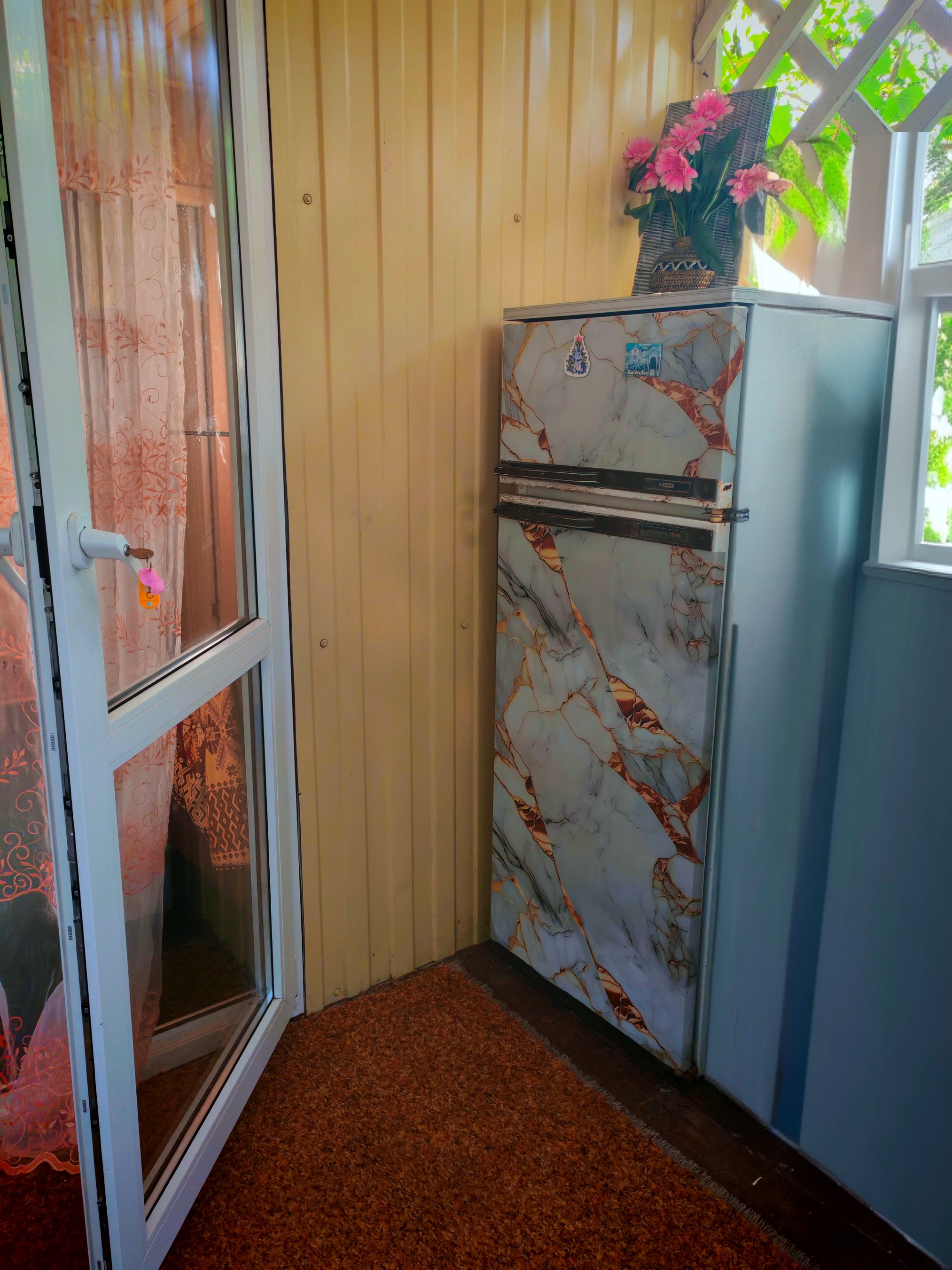 Двор 1. Отдельный домик люкс (2 взрослых + 1 ребенок)